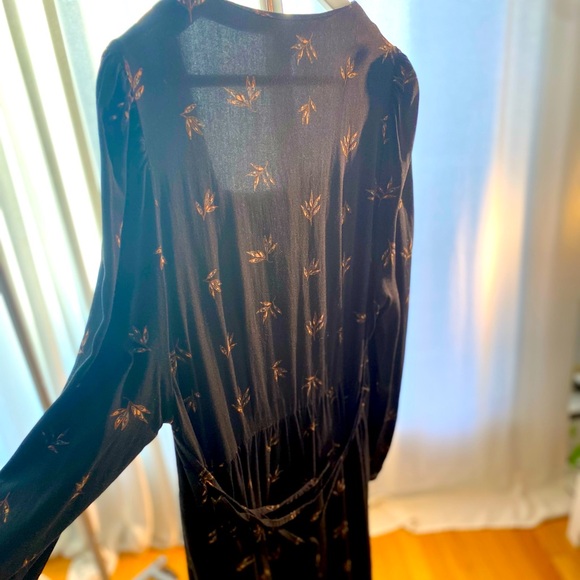 Cute and modest dress. Worn once. - Picture 1 of 4